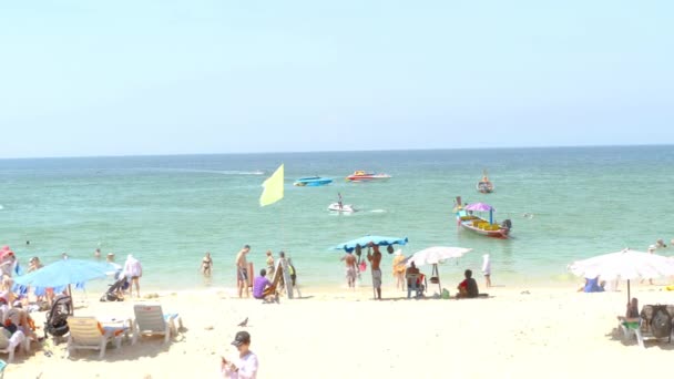 Сонячний день пляжу Най Харн на півдні острова Пхукет. — стокове відео