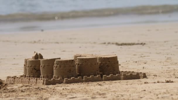 Άμμος κάστρο-φρούριο στην παραλία — Αρχείο Βίντεο