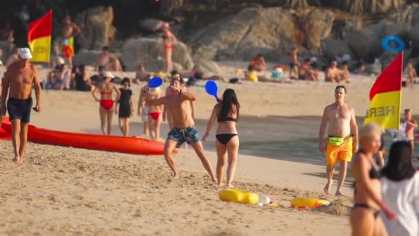 Turistas pagando matkot na praia de Nai Harn — Vídeo de Stock