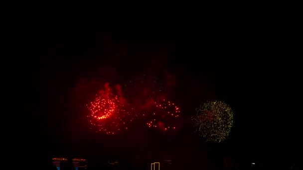 Explosiones de fuegos artificiales de colores — Vídeo de stock
