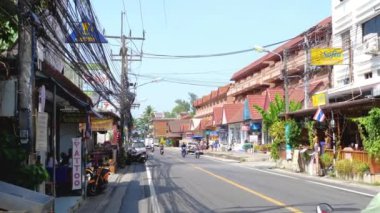 Phuket caddesinde turistler ve tatilciler