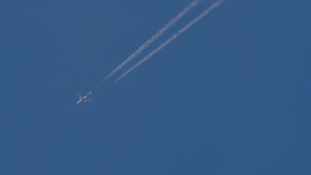 Парові стежки літака ясне блакитне небо — стокове відео