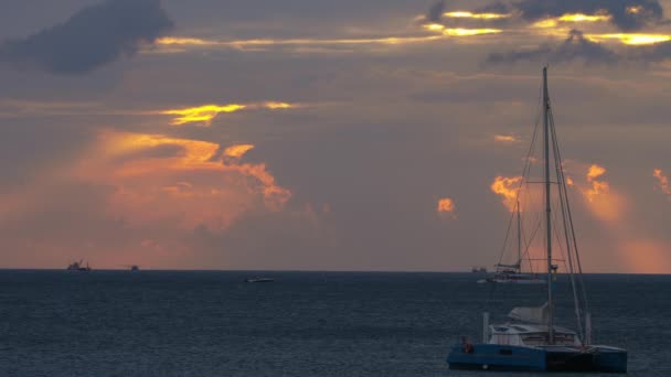 Paisaje al atardecer en la isla Phuket — Vídeos de Stock