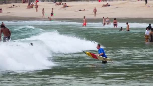 Surfare njuta på våg på Nai Harn stranden, Phuket Thailand — Stockvideo