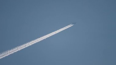 Mavi gökyüzünde uçuyor