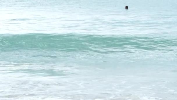 Vacker våg på Nai Harn stranden — Stockvideo