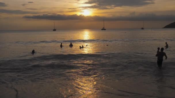 Sonnenuntergang am Strand von Nai Harn — Stockvideo