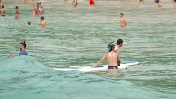 Los turistas disfrutan de las olas en la playa de Nai Harn, Phuket Tailandia — Vídeo de stock