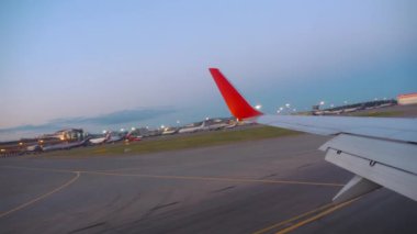 İniş yapan bir uçağın kabininden Sheremetyevo Havaalanı..