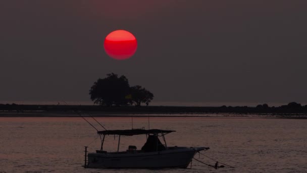 Zonsondergang landschap op Phuket eiland — Stockvideo