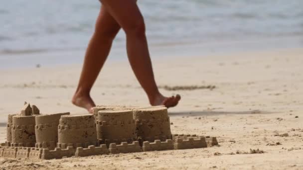 Άμμος κάστρο-φρούριο στην παραλία — Αρχείο Βίντεο