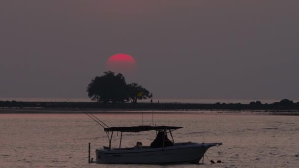 Łódka rybacka wieczorem o zachodzie słońca — Wideo stockowe
