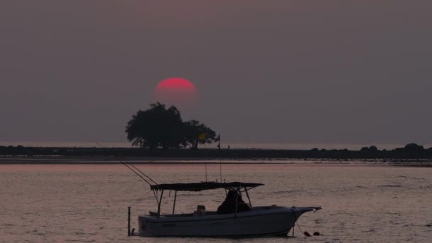 Vissersboot 's avonds bij zonsondergang — Stockvideo