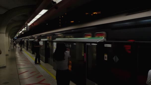 Видеосъемка людей на вокзале MRT — стоковое видео