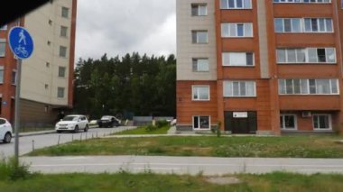 Şehir caddesinin POV kenar görüntüsü