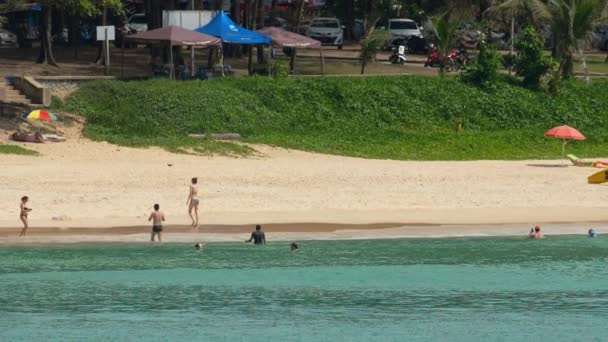 Überfüllter Strand von Phuket — Stockvideo