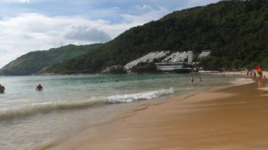 Yavaş çekim, turist sezonunda sahil.