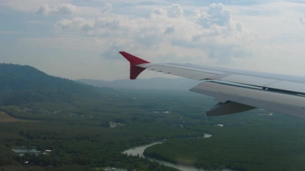 Aterragem de avião em uma ilha tropical — Vídeo de Stock