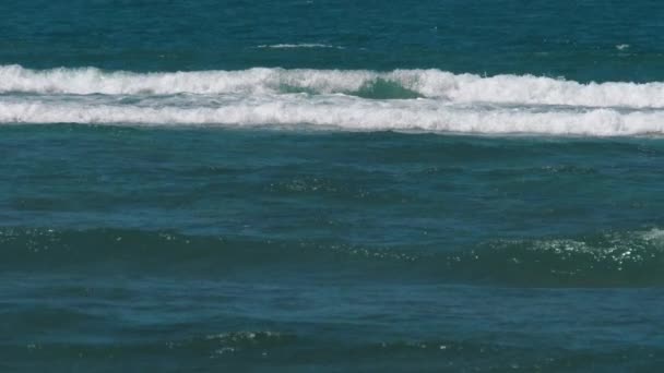 Yavaş çekim mavi deniz dalgaları — Stok video