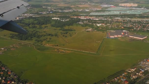 Vue aérienne depuis un aéronef descendant — Video