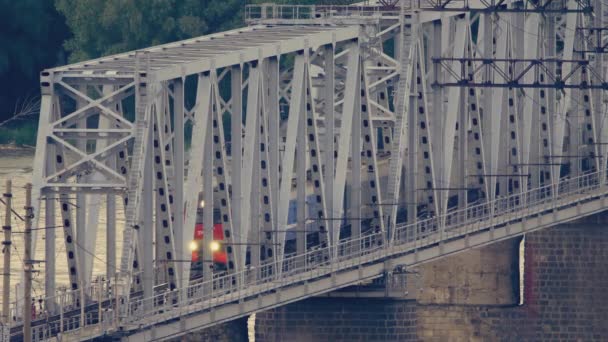 Tren en el puente sobre el río Ob — Vídeo de stock