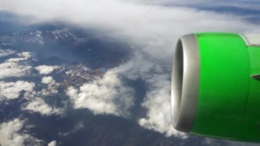 Dağların ve bulutların üzerinden uç