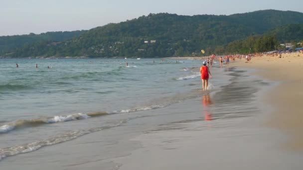 Zatłoczonej plaży z turystów — Wideo stockowe