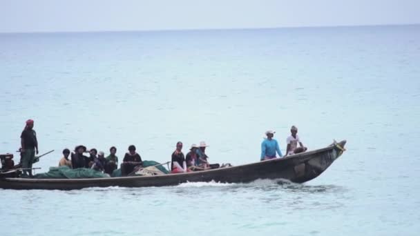 바다 위에 배를 타고 있는 난민들 — 비디오