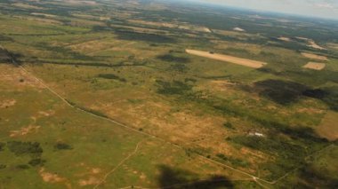 Manzara yeşil orman ve tarlalar, üst manzara.