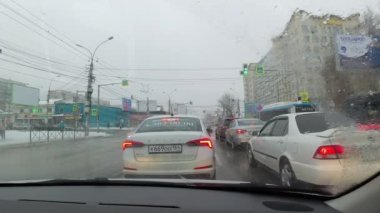 Şehir sokaklarına kar ve yağmur yağıyor.