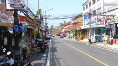 Phuket caddesinde turistler ve tatilciler