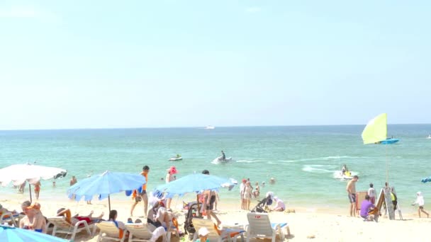 Słoneczny dzień plaży Nai Harn na południu wyspy Phuket — Wideo stockowe