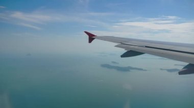 Uçak okyanus üzerinde uçar
