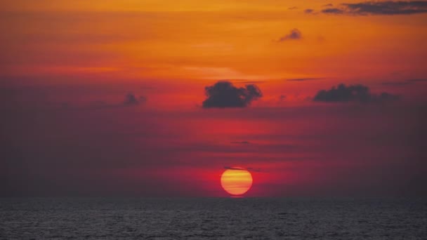 Deniz kenarında güzel, ateşli gün batımı — Stok video