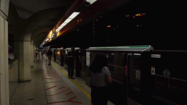 Singapur metro istasyonundaki insanlar. — Stok video