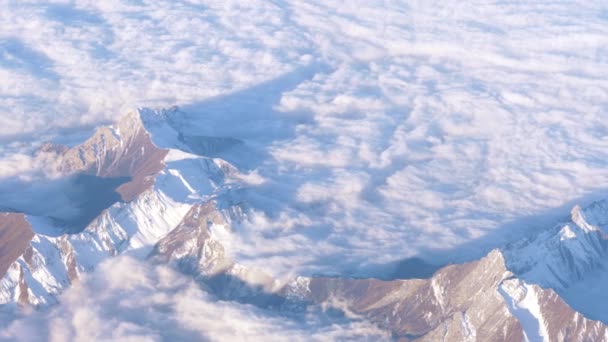 Vue de dessus des montagnes et des nuages — Video