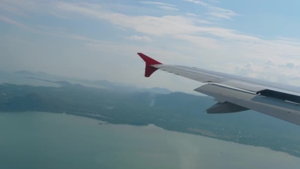 Самолет летит на остров Сингапур — стоковое видео