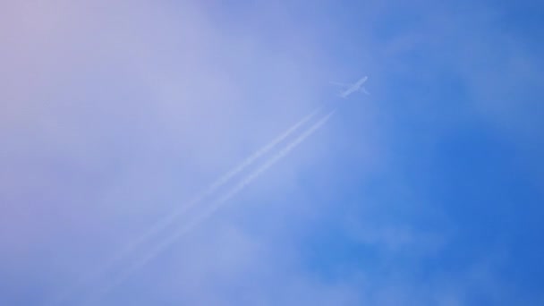 Flugzeug fliegt hoch mit einer Spur — Stockvideo