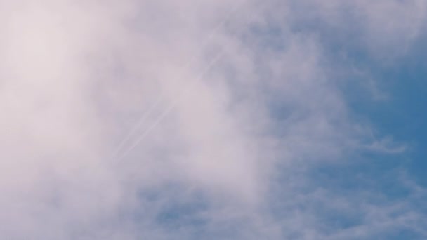 Αεροπλάνο στο φόντο του μπλε συννεφιασμένο ουρανό — Αρχείο Βίντεο