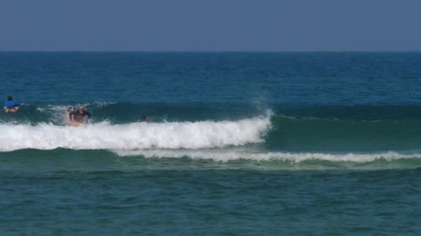 Surfista atrapa la ola — Vídeos de Stock