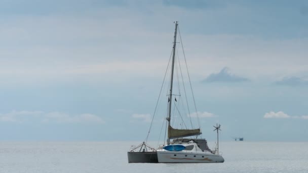Розкішна яхта біля тропічного пляжу — стокове відео