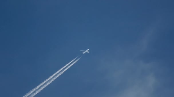 Sendero de avión en el cielo azul — Vídeo de stock