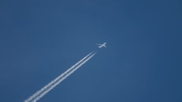 Aéronefs dans le ciel bleu, sentier — Video