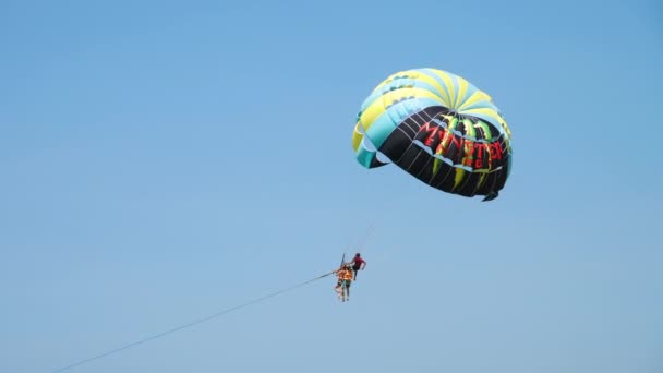 Sahilde paraşütle atlamak — Stok video
