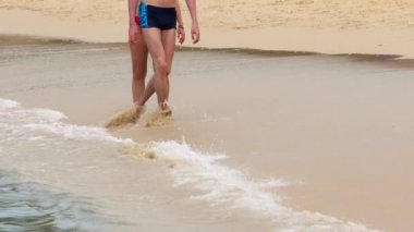 Yalınayak sahil yürüyüşü