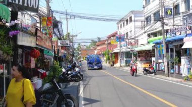 Phuket caddesinde turistler ve tatilciler