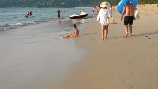 Playa de Karon en una isla de Phuket — Vídeos de Stock