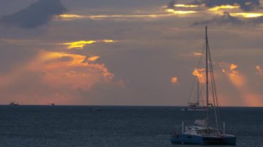 Gün batımında denizde su taşımacılığı