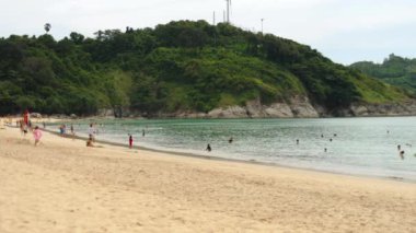 Phuket Adası 'nda kalabalık bir turist plajı