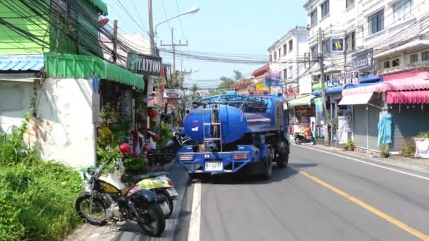 Tajscy sprzedawcy na ulicach Phuket — Wideo stockowe